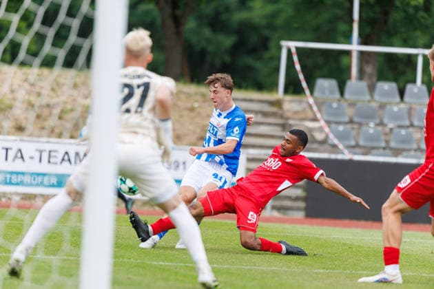 links Yannick Michaelis (Rostock) gegen Kevan Kahoussi (Greifswald) ; GER, FC Hansa Rostock vs. Greifswalder FC, Fußball, Männer, 3. Liga, Testspiel, Spielzeit 2026 2027, 15.07.2026 Neuruppin Volksparkstadion Brandenburg Deutschland *** Left: Yannick Michaelis (Rostock) vs. Kevan Kahoussi (Greifswald), GER, FC Hansa Rostock vs. Greifswalder FC, Soccer, Men, 3rd Division, Friendly Match, 2026–2027 Season, July 15, 2026, Neuruppin Volksparkstadion, Brandenburg, Germany