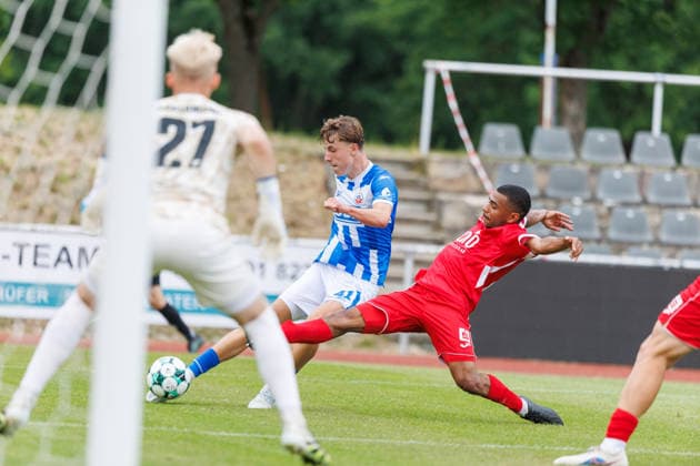 links Yannick Michaelis (Rostock) gegen Kevan Kahoussi (Greifswald) ; GER, FC Hansa Rostock vs. Greifswalder FC, Fußball, Männer, 3. Liga, Testspiel, Spielzeit 2026 2027, 15.07.2026 Neuruppin Volksparkstadion Brandenburg Deutschland *** Left: Yannick Michaelis (Rostock) vs. Kevan Kahoussi (Greifswald), GER, FC Hansa Rostock vs. Greifswalder FC, Soccer, Men, 3rd Division, Friendly Match, 2026–2027 Season, July 15, 2026, Neuruppin Volksparkstadion, Brandenburg, Germany