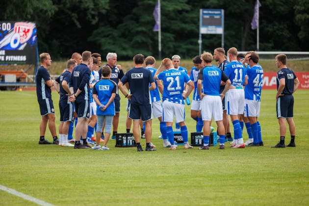 rechts Trainer Daniel Brinkmann (Rostock) spricht zu seiner Mannschaft; GER, FC Hansa Rostock vs. Greifswalder FC, Fußball, Männer, 3. Liga, Testspiel, Spielzeit 2026 2027, 15.07.2026 Neuruppin Volksparkstadion Brandenburg Deutschland *** On the right, Rostock coach Daniel Brinkmann addresses his team. GER, FC Hansa Rostock vs. Greifswalder FC, soccer, men s, 3. Liga, friendly match, 2026–2027 season, July 15, 2026, Neuruppin Volksparkstadion, Brandenburg, Germany