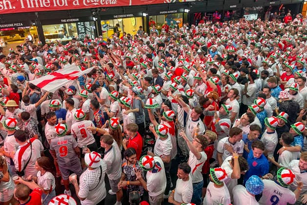 English supporters attend in London the World Cup semifinal match between England and Argentina played in Atlanta on 15 July 2026. English supporters attend in London the World Cup semifinal match !ACHTUNG: NUR REDAKTIONELLE NUTZUNG!  Copyright: xLuisxCampellox GRAF7204 20260715-55020904976_1