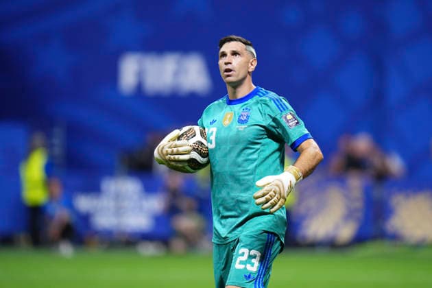 England v Argentina: Semi Final - FIFA World Cup, WM, Weltmeisterschaft, Fussball 2026 Emiliano Martinez of Argentina controls the ball during the FIFA World Cup 2026 Semi Final match between England and Argentina at Atlanta Stadium on July 15, 2026 in Atlanta, Georgia. Atlanta GA United States  Copyright: xJosexBretonx originalFilename:bretonhernandez-englandv260715_npF7v.jpg