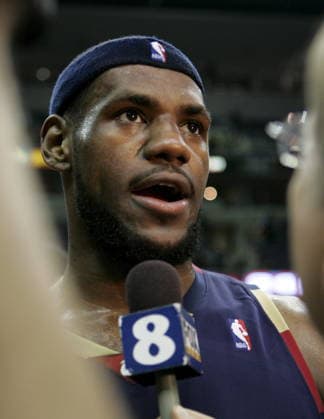 USA BASKETBALL NBA, Basketball Herren, USA EASTERN PLAYOFF CLEVELAND CAVALIERS VS WASHINGTON WIZARD epa00706096 The Cleveland Cavaliers LeBron James talks to reporters after winning game 6 in their first round Eastern Conference playoff against the Washington Wizards at the Verizon Center in Washington, DC on Friday 05 May 2006. Cleveland won the game 114 to 113 in overtime to end the series. Washington United States  Copyright: xCALEBxJONESx