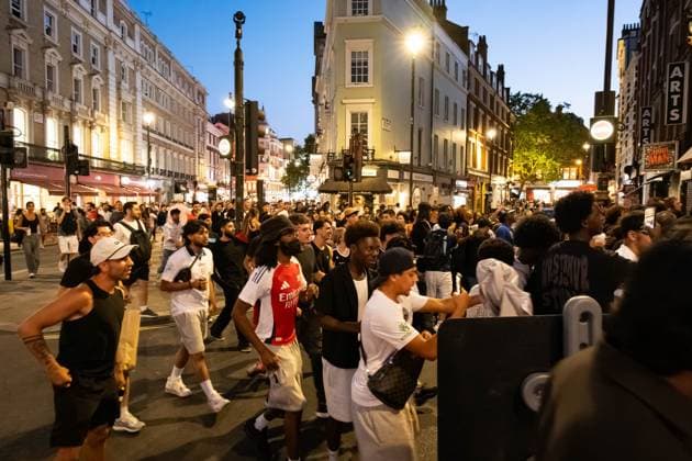 Scenes In Central London As England Face Off Against Argentina In The FIFA World Cup, WM, Weltmeisterschaft, Fussball Semi Finals LONDON, UNITED KINGDOM JULY 15, 2026: Hundreds fill the pubs and streets of London to watch England face off against Argentina in the FIFA World Cup semi-final. Chaos emerged when police shut down a screen in Leicester Square, causing onlookers to disperse and move to different pubs for the final 10 minutes of the match. Police officers on duty initiated crowd control measures to keep order. London United Kingdom of Great Britain and Northern Ireland Copyright: x xKaixJohnsonx xJNAxPressx