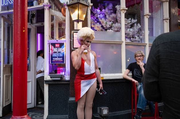 Scenes In Central London As England Face Off Against Argentina In The FIFA World Cup, WM, Weltmeisterschaft, Fussball Semi Finals LONDON, UNITED KINGDOM JULY 15, 2026: Hundreds fill the pubs and streets of London to watch England face off against Argentina in the FIFA World Cup semi-final. Chaos emerged when police shut down a screen in Leicester Square, causing onlookers to disperse and move to different pubs for the final 10 minutes of the match. Police officers on duty initiated crowd control measures to keep order. London United Kingdom of Great Britain and Northern Ireland Copyright: x xKaixJohnsonx xJNAxPressx