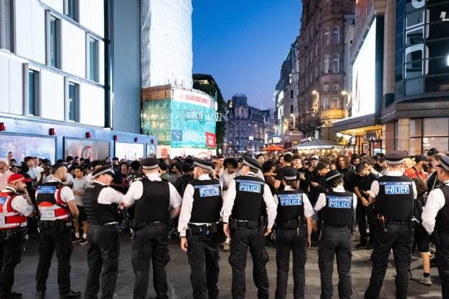 July 15, 2026, London, United Kingdom of Great Britain and Northern Ireland: LONDON, UNITED KINGDOM Ã¢â‚¬ JULY 15, 2026: Hundreds fill the pubs and streets of London to watch England face off against Argentina in the FIFA World Cup, WM, Weltmeisterschaft, Fussball semi-final. Chaos emerged when police shut down a screen in Leicester Square, causing onlookers to disperse and move to different pubs for the final 10 minutes of the match. Police officers on duty initiated crowd control measures to keep order. JNA PRESS London United Kingdom of Great Britain and Northern Ireland - ZUMAq101 20260715_zna_q101_299 Copyright: xKaixJohnsonx
