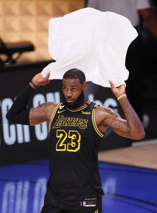 USA BASKETBALL NBA, Basketball Herren, USA FINALS Miami Heat at Los Angeles Lakers epa08716775 Los Angeles Lakers forward LeBron James reacts after defeating the Miami Heat in their NBA Finals basketball game two between the Miami Heat and the Los Angeles Lakers at the ESPN Wide World of Sports Complex in Kissimmee, Florida, USA, 02 October 2020. Kissimmee United States  Copyright: xERIKxS.xLESSERx