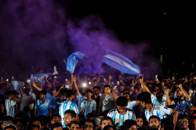 Thousands celebrate Argentina’s World Cup final qualification in Dhaka DHAKA, BANGLADESH - JULY 16: Thousands of Argentina supporters gathered at Dhaka University to watch the FIFA World Cup, WM, Weltmeisterschaft, Fussball 2026 semifinal on a giant screen as Argentina defeated England 2-1 to secure a place in the final in Dhaka, Bangladesh on July 16, 2026. Following the victory, jubilant fans celebrated with fireworks, waving Argentine flags, chanting, and victory processions, turning the university campus into a vibrant scene of football passion and celebration. Abdul Goni Anadolu Dhaka Bangladesh. Editorial use only. Please get in touch for any other usage.  Copyright: x2026xAnadoluxAbdulxGonix