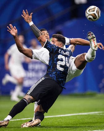 Enzo Fernandez of Argentina (L) and Jude Bellingham of England (R) fight for possession during a FIFA Men’s World Cup 2026 semi-final football match between England and Argentina at Atlanta Stadium, in Atlanta on July 15th 2026 (Photo by Ricardo Nogueira SPP)  Copyright: xRicardoxNogueira SPPx Sportspressphoto_SPR191687