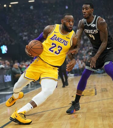 USA BASKETBALL NBA, Basketball Herren, USA Los Angeles Lakers at Sacramento Kings epa07156999 Los Angeles Lakers forward LeBron James (L) drives by Sacramento Kings guard Iman Shumpert (R) during the first half of the NBA basketball game between the Los Angeles Lakers and the Sacramento Kings at the Golden 1 Center in Sacramento, California, USA, 10 November 2018. SACRAMENTO United States  Copyright: xJOHNxG.xMABANGLOx