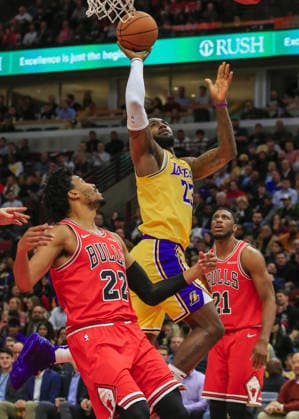 USA BASKETBALL NBA, Basketball Herren, USA Los Angeles Lakers at Chicago Bulls epa07975431 Los Angeles Lakers forward LeBron James (C) shoots between Chicago Bulls forward Thaddeus Young (R) and Chicago Bulls forward Otto Porter Jr. (L) during the NBA game between the Los Angeles Lakers and the Chicago Bulls at the United Center in Chicago, Illinois, USA, 05 November 2019. The Lakers won the game. CHICAGO United States  Copyright: xTANNENxMAURYx