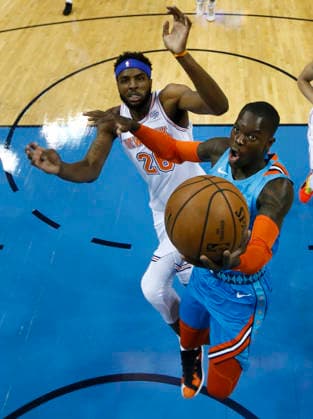 USA BASKETBALL NBA, Basketball Herren, USA New York Knicks at Oklahoma City Thunder epa07166095 New York Knicks center Mitchell Robinson (L) tries to block a shot against Oklahoma City Thunder guard Dennis Schroder (R) of Germany in the first half of the NBA basketball game between the New York Knicks and the Oklahoma City Thunder at Chesapeake Energy Arena in Oklahoma City, Oklahoma, USA, 14 November 2018. OKLAHOMA CITY United States  Copyright: xLARRYxW.xSMITHx