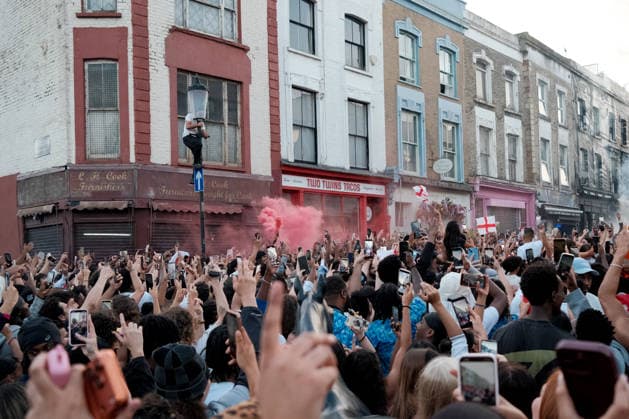England v Argentina fans 16 July 2026, London - England fans watch their Semi Final match against Argentina at Portobello Road - Fans have a sing along at half time - Photo: Jacques Feeney Offside. London UK *** Fans des Spiels England gegen Argentinien am 16. Juli 2026 in London: Englische Fans verfolgen das Halbfinalspiel gegen Argentinien in der Portobello Road. In der Halbzeitpause singen die Fans gemeinsam. Foto: Jacques Feeney, Offside London, Großbritannien  Copyright: xJacquesxFeeneyx xOffsidexOffside