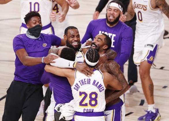 USA BASKETBALL NBA, Basketball Herren, USA FINALS Los Angeles Lakers at Miami Heat epa08736867 Los Angeles Lakers forwards LeBron James (C) celebrates with teammates after defeating the Miami Heatt to win the NBA Finals basketball game six between the Los Angeles Lakers and the Miami Heat at the ESPN Wide World of Sports Complex in Kissimmee, Florida, USA, 11 October 2020. Kissimmee United States  Copyright: xERIKxS.xLESSERx