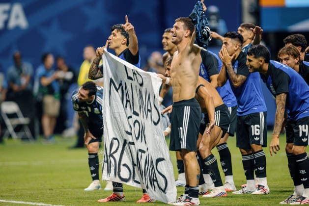 England vs Argentina ATLANTA, GE - 15.07.2026: ENGLAND VS ARGENTINA - Argentine players hold a banner with the phrase "Las Malvinas Son Argentinas" after their victory over England in the semi-final match of the 2026 World Cup, held at the Mercedes-Benz Stadium in Atlanta, United States. (Photo: Marcelo Machado de Melo Fotoarena) x2985554x  MarceloxMachadoxdexMelo