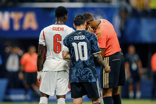 England vs Argentina ATLANTA, GE - 15.07.2026: ENGLAND VS ARGENTINA - Lionel Messi of Argentina talks with referee Ismail Elfath during the match between England and Argentina, valid for the semi-final of the 2026 World Cup, held at the Mercedes-Benz Stadium in Atlanta, United States. (Photo: Marcelo Machado de Melo Fotoarena) x2985559x  MarceloxMachadoxdexMelo