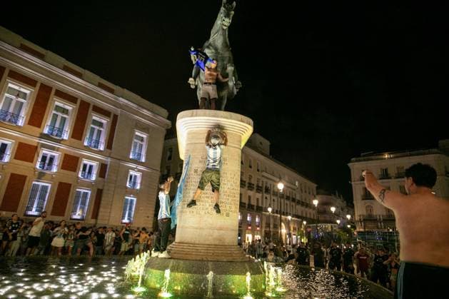Argentine fans celebrate World Cup final qualification in Madrid MADRID, SPAIN JULY 15, 2026: Argentine football fans celebrate in Puerta del Sol after Argentina defeat England 2-1 in the 2026 FIFA World Cup, WM, Weltmeisterschaft, Fussball semi-final. Argentina advance to the final, where they will face Spain in New York on Sunday, July 19. Madrid MADRID Spain Copyright: x xC.xCarvajalx xJNAxPressx