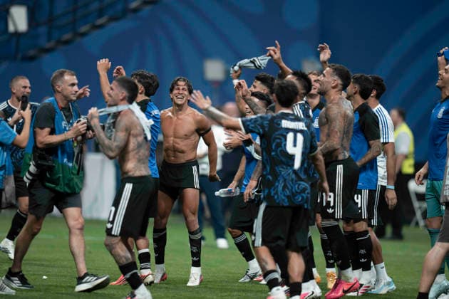 FOOTBALL : Argentina vs England Demi-finale de la Coupe du Monde de la FIFA 2026. Mercedes-Benz Stadium, Atlanta, Georgia, Etats-Unis. 15 07 2026. cÃ lÃ bration de l Ã quipe de Argentine avec ses supporters  Copyright: xx