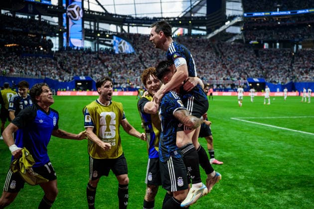 260715 Enzo Fernandez hoists Lionel Messi of Argentina after the 1-2 goal during the FIFA World Cup, WM, Weltmeisterschaft, Fussball 2026 semifinal football match between England and Argentina on July 15, 2026 in Atlanta. Photo: Joel Marklund BILDBYRAN kod JM JM0828 bbeng fotboll football soccer fotball vm fotbolls-vm fotball-vm fotbolls-vm 2026 fifa world cup 2026 semifinal England Argentina jubel *** July 15, 2026: Enzo Fernandez lifts Argentina s Lionel Messi after the 1-2 goal during the 2026 FIFA World Cup semifinal soccer match between England and Argentina on July 15, 2026 in Atlanta. Photo by Joel Marklund, BILDBYRAN. Code: JM JM0828 bbeng soccer football soccer World Cup soccer World Cup 2026 FIFA World Cup 2026 semifinal England Argentina celebration  Copyright: JOELxMARKLUND BB260715JM179