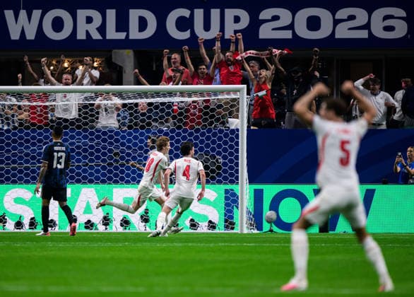 260715 Anthony Gordon, Declan Rice and John Stones of England celebrate the 1-0 goal during the FIFA World Cup, WM, Weltmeisterschaft, Fussball 2026 semifinal football match between England and Argentina on July 15, 2026 in Atlanta. Photo: Joel Marklund BILDBYRAN kod JM JM0828 bbeng fotboll football soccer fotball vm fotbolls-vm fotball-vm fotbolls-vm 2026 fifa world cup 2026 semifinal England Argentina jubel *** July 15, 2026: Anthony Gordon, Declan Rice, and John Stones of England celebrate the 1-0 goal during the 2026 FIFA World Cup semifinal soccer match between England and Argentina on July 15, 2026 in Atlanta. Photo by Joel Marklund. BILDBYRAN code JM JM0828 bbeng soccer football soccer World Cup soccer World Cup 2026 FIFA World Cup 2026 semifinal England Argentina celebration  Copyright: JOELxMARKLUND BB260715JM180
