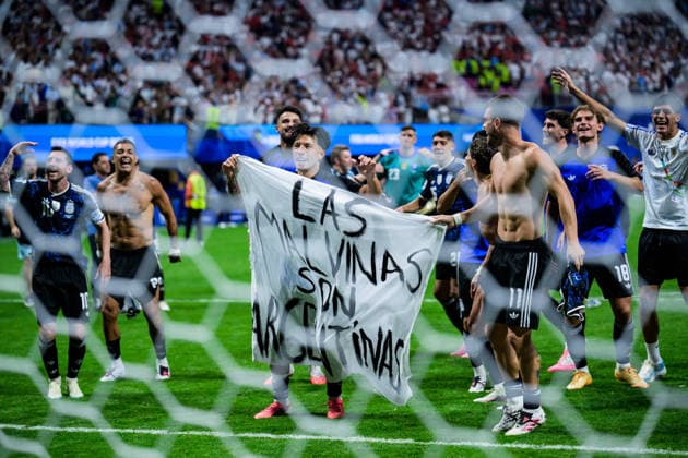260715 Lisandro Martinez and Giovani Lo Celso of Argentina hold up a banner saying Las Malvinas son argentinas after the FIFA World Cup, WM, Weltmeisterschaft, Fussball 2026 semifinal football match between England and Argentina on July 15, 2026 in Atlanta. Photo: Joel Marklund BILDBYRAN kod JM JM0828 bbeng fotboll football soccer fotball vm fotbolls-vm fotball-vm fotbolls-vm 2026 fifa world cup 2026 semifinal England Argentina *** July 15, 2026: Lisandro Martinez and Giovani Lo Celso of Argentina hold up a banner reading Las Malvinas son argentinas after the 2026 FIFA World Cup soccer semifinal match between England and Argentina on July 15, 2026 in Atlanta. Photo by Joel Marklund, BILDBYRAN. Code: JM JM0828 bbeng soccer football soccer World Cup soccer World Cup 2026 FIFA World Cup 2026 semifinal England Argentina  Copyright: JOELxMARKLUND BB260715JM182