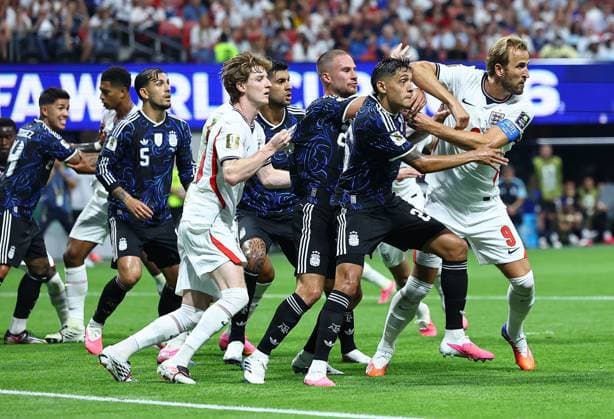Harry Kane of England tussles with Nahuel Molina of Argentina England v Argentina, 2026 FIFA World Cup, WM, Weltmeisterschaft, Fussball Semi Final, Football, Atlanta Stadium, Atlanta, Georgia, USA - 15 Jul 2026Atlanta Atlanta Stadium Georgia (GA) United States of America  Copyright: xMichaelxZemanek Shutterstockx 16992756gb