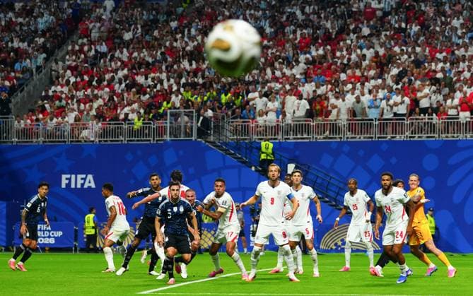 England and Argentina players watch the ball from a corner England v Argentina, 2026 FIFA World Cup, WM, Weltmeisterschaft, Fussball Semi Final, Football, Atlanta Stadium, Atlanta, Georgia, USA - 15 Jul 2026Atlanta Atlanta Stadium Georgia (GA) United States of America  Copyright: xJavierxGarcia Shutterstockx 16992264es