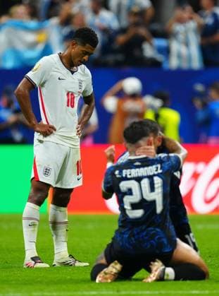 Jude Bellingham of England reacts at full time as Argentina players celebrate England v Argentina, 2026 FIFA World Cup, WM, Weltmeisterschaft, Fussball Semi Final, Football, Atlanta Stadium, Atlanta, Georgia, USA - 15 Jul 2026Atlanta Atlanta Stadium Georgia (GA) United States of America  Copyright: xJavierxGarcia Shutterstockx 16992264fs