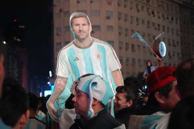 Argentina fans celebrate World Cup final qualification in Buenos Aires BUENOS AIRES, ARGENTINA - JULY 15: Argentine football fans celebrate their national team, Nationalteam s victory over England while watching the live broadcast of the FIFA World Cup, WM, Weltmeisterschaft, Fussball 2026 semifinal match at restaurants and fan gathering spots across Buenos Aires, Argentina, on July 15, 2026. Argentina secured a place in the World Cup final following an unbeaten run throughout the tournament. The semifinal victory sparked celebrations across the country as supporters gathered to cheer for the national team and mark its qualification for the tournament s final match. The encounter carried particular significance for many Argentine fans due to the long-standing sporting rivalry between Argentina and England, which is often associated with the historical legacy of the 1982 Falklands War (Guerra de las Malvinas). Luciano Gonzalez Anadolu Buenos Aires Argentina. Editorial use only. Please get in touch for any other usage.  Copyright: x2026xAnadoluxLucianoxGonzalezx
