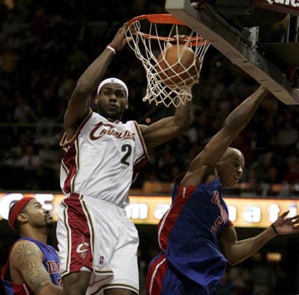 USA BASKETBALL NBA, Basketball Herren, USA PLAYOFFS DETROIT PISTONS AT CLEVELAND CAVALIERS NBA BASKETBALL PLAYOFF GAME epa00712098 LeBron James (C) of the Cleveland Cavaliers dunks against Detroit Pistons players Rasheed Wallace (L) and Maurice Evans (R) during the second half of game 3 of the Eastern Conference Semifinals of the NBA Playoffs at Quicken Loans Arena in Cleveland, Ohio on Saturday, 13 May 2006. James scored a triple double in the game as the Cavaliers defeated the Pistons 86-77. CLEVELAND United States  Copyright: xDAVIDxMAXWELLx