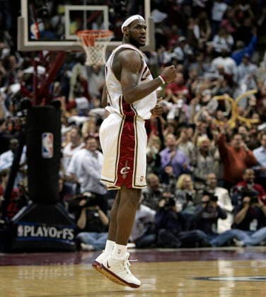 USA BASKETBALL NBA, Basketball Herren, USA PLAYOFFS DETROIT PISTONS AT CLEVELAND CAVALIERS NBA BASKETBALL PLAYOFF GAME epa00712115 LeBron James of the Cleveland Cavaliers celebrates during the fourth quarter of game 3 of the Eastern Conference Semifinals of the NBA Playoffs at Quicken Loans Arena in Cleveland, Ohio on Saturday, 13 May 2006. James scored a triple double in the game as the Cavaliers defeated the Pistons 86-77. CLEVELAND United States  Copyright: xDAVIDxMAXWELLx