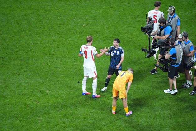 Fifa Worlsd Cup 2026 FIFA World Cup, WM, Weltmeisterschaft, Fussball 2026 Semifinal Argentina 2 England 1 Argentina came from behind with two late goals to book their place in the World Cup final against Spain. England took the lead in the 55th minute through Anthony Gordon, but Enzo Fernandez equalised in the 85th minute before substitute Lautaro Martinez headed home the winner in stoppage time (90+1), from a Lionel Messi assist. Argentina reached finals to meet Spain in New Jersey Goals: ¢Argentina: Enzo Fernandez (85), Lautaro Martinez (90+1) ¢England: Anthony Gordon (55) Atlanta Mercedes- Benz stadium USA Copyright: xSeshadrixSukumarx