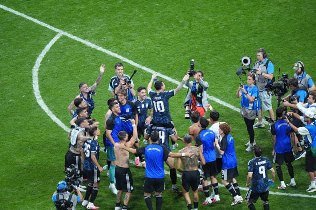 Fifa Worlsd Cup 2026 FIFA World Cup, WM, Weltmeisterschaft, Fussball 2026 Semifinal Argentina 2 England 1 Argentina came from behind with two late goals to book their place in the World Cup final against Spain. England took the lead in the 55th minute through Anthony Gordon, but Enzo Fernandez equalised in the 85th minute before substitute Lautaro Martinez headed home the winner in stoppage time (90+1), from a Lionel Messi assist. Argentina reached finals to meet Spain in New Jersey Goals: ¢Argentina: Enzo Fernandez (85), Lautaro Martinez (90+1) ¢England: Anthony Gordon (55) Atlanta Mercedes- Benz stadium USA Copyright: xSeshadrixSukumarx