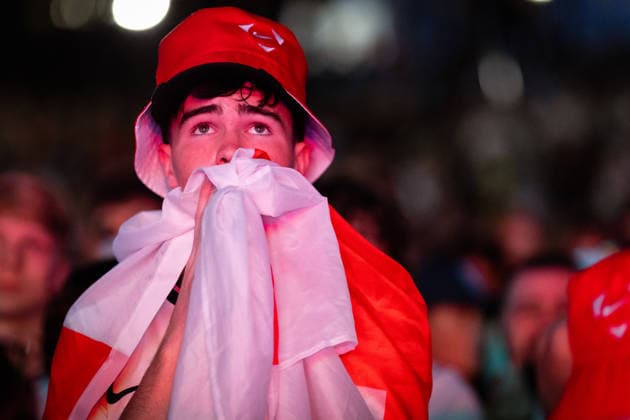 July 15, 2026, Manchester, United Kingdom: An England fan seen covering his mouth with a St. George s flag after England lost 2-1 to Argentina in the World Cup semi-final. The sold-out Castlefield Bowl, organised by The Road Victory, saw thousands of fans come together to watch England play Argentina in a World Cup battle for the first time since France 98. Manchester United, ManU Kingdom - ZUMAs197 20260715_aaa_s197_177 Copyright: xAndyxBartonx