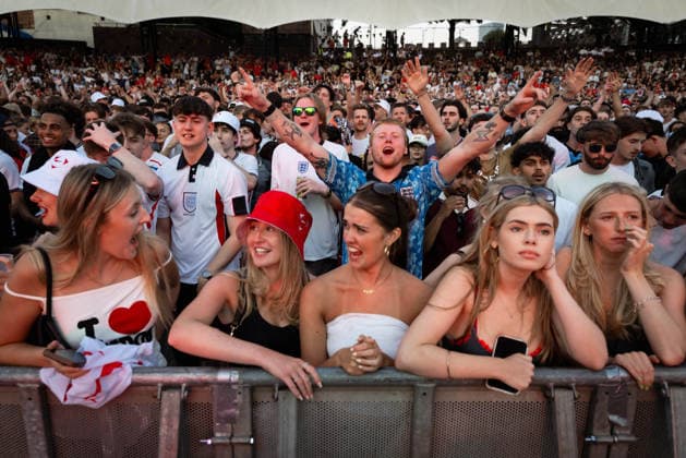 July 15, 2026, Manchester, United Kingdom: England fans seen celebrating after taking the lead during the highly anticipated World Cup semi-final. The sold-out Castlefield Bowl, organised by The Road Victory, saw thousands of fans come together to watch England play Argentina in a World Cup battle for the first time since France 98. Manchester United, ManU Kingdom - ZUMAs197 20260715_aaa_s197_178 Copyright: xAndyxBartonx