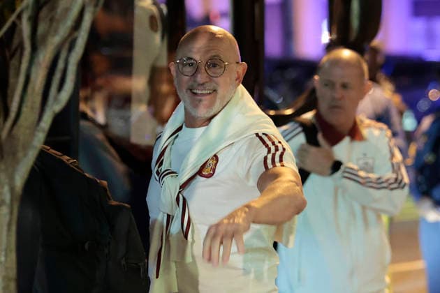Spain s coach, Luis de la Fuente Castillo, greets people upon his arrival at their team hotel in New York, USA, 15 July 2026. The Spanish national team, Nationalteam arrives at its team hotel in New York !ACHTUNG: NUR REDAKTIONELLE NUTZUNG!  Copyright: xLavandeiraxJrx AME9755 20260716-55020905650_1