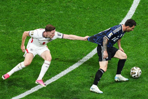 ATLANTA, GEORGIA - JULY 15: Elliot Anderson of England defends against Lionel Messi of Argentina during the FIFA World Cup, WM, Weltmeisterschaft, Fussball 2026 Semi Final match between England and Argentina at Atlanta Stadium on July 15, 2026 in Atlanta, Georgia.  Copyright: xVCGx 111654607392
