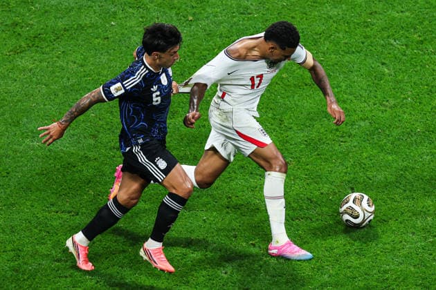ATLANTA, GEORGIA - JULY 15: Leandro Paredes of Argentina pulls Morgan Rogers of England during the FIFA World Cup, WM, Weltmeisterschaft, Fussball 2026 Semi Final match between England and Argentina at Atlanta Stadium on July 15, 2026 in Atlanta, Georgia.  Copyright: xVCGx 111654607371