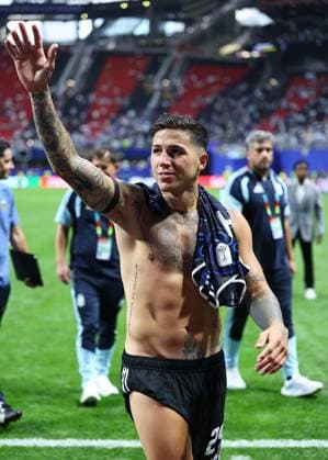 Enzo Fernandez of Argentina acknowledges the fans England v Argentina, 2026 FIFA World Cup, WM, Weltmeisterschaft, Fussball Semi Final, Football, Atlanta Stadium, Atlanta, Georgia, USA - 15 Jul 2026Atlanta Atlanta Stadium Georgia (GA) United States of America  Copyright: xMichaelxZemanek Shutterstockx 16992756gx