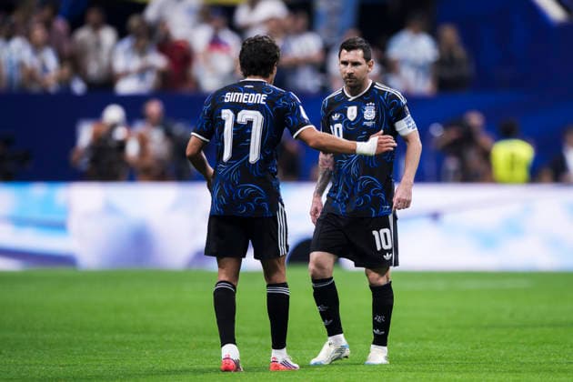 England v Argentina - FIFA World Cup, WM, Weltmeisterschaft, Fussball 2026 Lionel Messi of Argentina speaks with Giuliano Simeone of Argentina during the FIFA World Cup 2026 semi final football match between England and Argentina. Atlanta United States Copyright: xNicolòxCampox