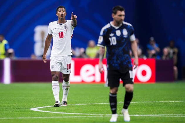 England v Argentina - FIFA World Cup, WM, Weltmeisterschaft, Fussball 2026 Jude Bellingham of England gestures nexto to Lionel Messi of Argentina during the FIFA World Cup 2026 semi final football match between England and Argentina. Atlanta United States Copyright: xNicolòxCampox