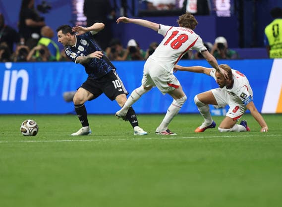 260716 -- ATLANTA, July 16, 2026 -- Lionel Messi L of Argentina breaks through during the semifinal match between Argentina and England at the 2026 FIFA World Cup, WM, Weltmeisterschaft, Fussball at Atlanta Stadium in Atlanta, the United States, July 15, 2026. SPU.S.-ATLANTA-FOOTBALL-FIFA WORLD CUP-SEMIFINAL-ARG VS ENG LixMing  (SP)U.S.-ATLANTA-FOOTBALL-FIFA WORLD CUP-SEMIFINAL-ARG VS ENG IMAGO LixMing  imago images 0861754310