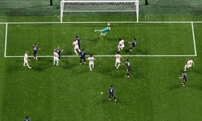 (260716) -- ATLANTA, July 16, 2026 -- Goalkeeper Emiliano Martinez (top) of Argentina makes a save during the semifinal match between Argentina and England at the 2026 FIFA World Cup, WM, Weltmeisterschaft, Fussball at Atlanta Stadium in Atlanta, the United States, July 15, 2026. ) (SP)U.S.-ATLANTA-FOOTBALL-FIFA WORLD CUP-SEMIFINAL-ARG VS ENG LixMing 