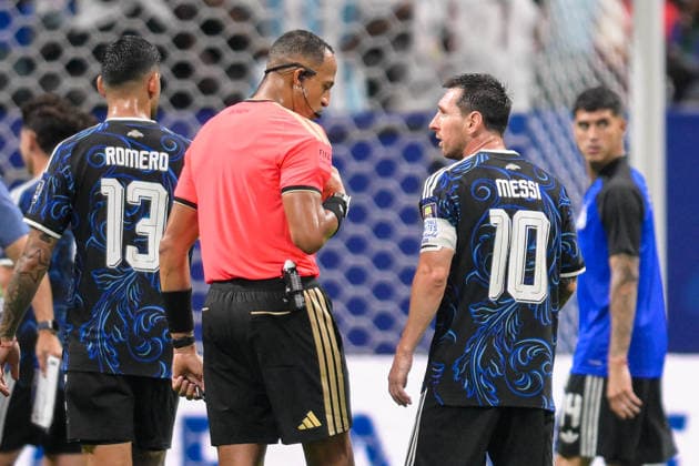 Fußball, WM 2026, 20260715, England - Argentinien. Im Bild v.l. Schiedsrichter Ismail ELFATH (USA), Lionel MESSI (Argentinien, 10). Atlanta Atlanta-Stadion Georgia Vereinigte Staaten von Amerika *** Soccer, 2026 World Cup, 20260715, England vs. Argentina. Pictured, from left: Referee Ismail ELFATH (USA), Lionel MESSI (Argentina), 10, Atlanta Stadium, Atlanta, Georgia, United States of America Copyright: Passion2Press MarkusxFischerx