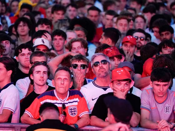July 15, 2026, Manchester, Greater Manchester, UK: Manchester , UK. England fans react while watching England s semi final FIFA World Cup, WM, Weltmeisterschaft, Fussball match against Argentina on a big screen at Castlefield Bowl in Manchester, Greater Manchester, as the game takes place at Mercedes Benz Stadium in Atlanta in the USA. Manchester UK  - ZUMAl94_ 20260715_zaf_l94_068 Copyright: xIoannisxAlexopoulosx England V Argentina In Manchester  - ZUMA0861 0861753383st Copyright: xIMAGO IoannisxAlexopoulosx