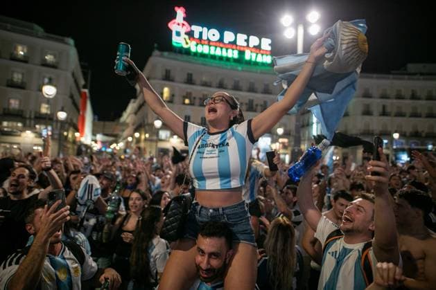 July 16, 2026, Madrid, Madrid, Spain: An Argentine fan celebrates the victory of the Albiceleste in Madrid on the shoulders of another fan.Argentine football fans celebrate their team s qualification for the 2026 FIFA World Cup, WM, Weltmeisterschaft, Fussball final in Madrid s Puerta del Sol square after defeating England 2-1 in the semi-final...Argentina will face Spain in New York on Sunday, July 19. Argentine Fans Celebrate In Madrid Their Advancement To The 2026 World Cup Final.  - ZUMAs197 0861766086st Copyright: xSOPAxImagesx