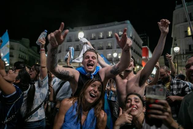 July 16, 2026, Madrid, Madrid, Spain: Argentine fans celebrate in Madrid their advancement to the 2026 World Cup final..Argentine football fans celebrate their team s qualification for the 2026 FIFA World Cup, WM, Weltmeisterschaft, Fussball final in Madrid s Puerta del Sol square after defeating England 2-1 in the semi-final...Argentina will face Spain in New York on Sunday, July 19. Argentine Fans Celebrate In Madrid Their Advancement To The 2026 World Cup Final.  - ZUMAs197 0861766088st Copyright: xSOPAxImagesx