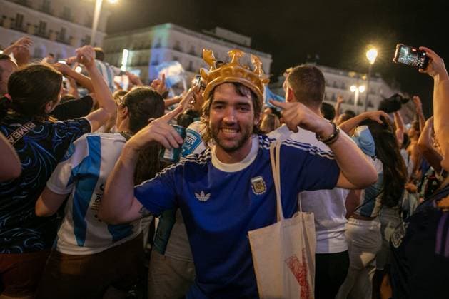 July 16, 2026, Madrid, Madrid, Spain: An Argentine fan celebrates the Albiceleste s victory in Madrid wearing a golden crown..Argentine football fans celebrate their team s qualification for the 2026 FIFA World Cup, WM, Weltmeisterschaft, Fussball final in Madrid s Puerta del Sol square after defeating England 2-1 in the semi-final...Argentina will face Spain in New York on Sunday, July 19. Argentine Fans Celebrate In Madrid Their Advancement To The 2026 World Cup Final.  - ZUMAs197 0861766104st Copyright: xSOPAxImagesx