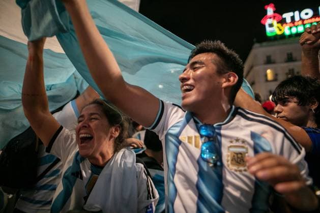 July 16, 2026, Madrid, Madrid, Spain: Argentine fans celebrate in Madrid their advancement to the 2026 World Cup final..Argentine football fans celebrate their team s qualification for the 2026 FIFA World Cup, WM, Weltmeisterschaft, Fussball final in Madrid s Puerta del Sol square after defeating England 2-1 in the semi-final...Argentina will face Spain in New York on Sunday, July 19. Argentine Fans Celebrate In Madrid Their Advancement To The 2026 World Cup Final.  - ZUMAs197 0861766182st Copyright: xSOPAxImagesx