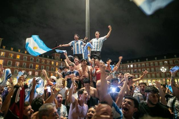 July 16, 2026, Madrid, Madrid, Spain: MADRID, SPAIN Ã¢â‚¬ JULY 15, 2026: Argentine football fans celebrate in Puerta del Sol after Argentina defeat England 2-1 in the 2026 FIFA World Cup, WM, Weltmeisterschaft, Fussball semi-final. Argentina advance to the final, where they will face Spain in New York on Sunday, July 19. JNA Press Argentine Fans Celebrate World Cup Final Qualification In Madrid  - ZUMAq101 0861767726st Copyright: xC.xCarvajalx