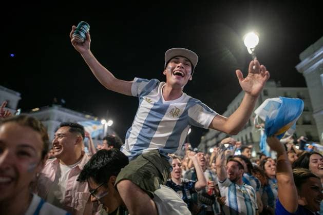July 16, 2026, Madrid, Madrid, Spain: MADRID, SPAIN Ã¢â‚¬ JULY 15, 2026: Argentine football fans celebrate in Puerta del Sol after Argentina defeat England 2-1 in the 2026 FIFA World Cup, WM, Weltmeisterschaft, Fussball semi-final. Argentina advance to the final, where they will face Spain in New York on Sunday, July 19. JNA Press Argentine Fans Celebrate World Cup Final Qualification In Madrid  - ZUMAq101 0861767735st Copyright: xC.xCarvajalx